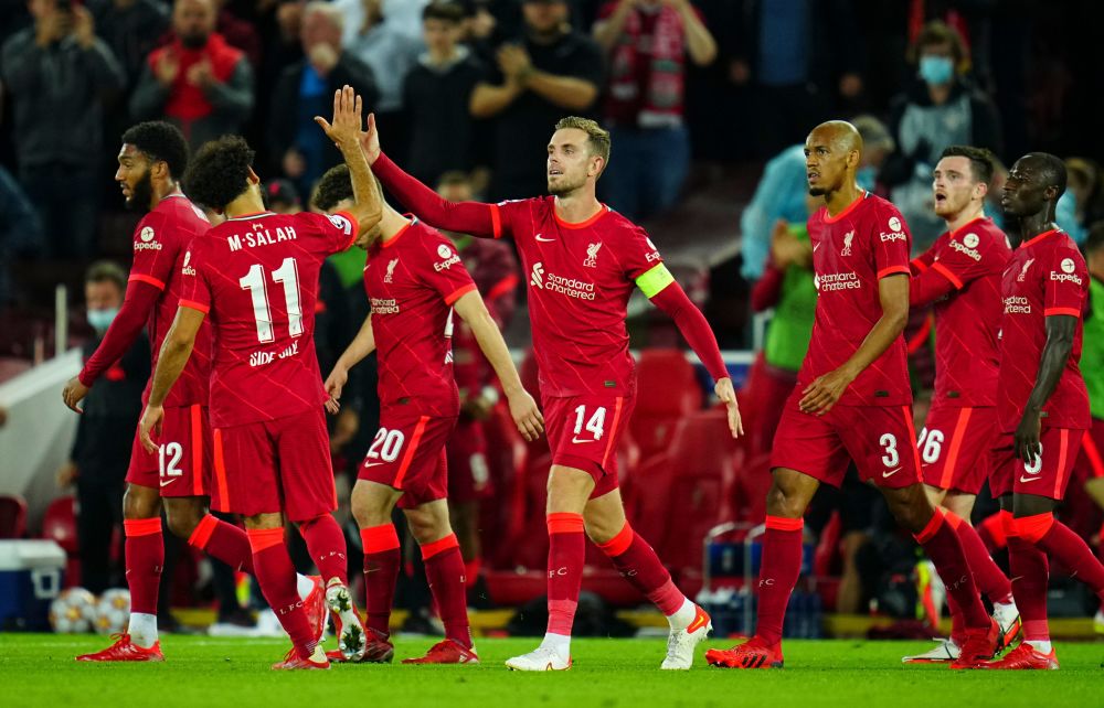 利物浦主场逆转亨克，提前锁定小组头名(利物浦never walk alone)